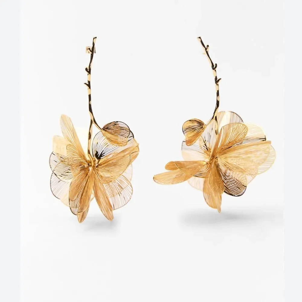 Gold flower statement earrings S715